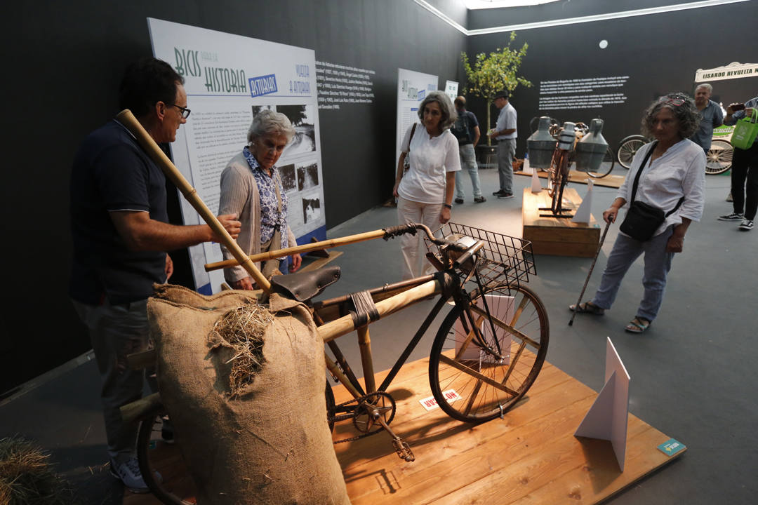 El recinto ferial Luis Adaro de Gijón se ha convertido en el mejor escaparate para los productos del campo asturiano. La agricultura y la ganadería, de ayer y de hoy, están representadas en un certamen atractivo para pequeños y mayores.