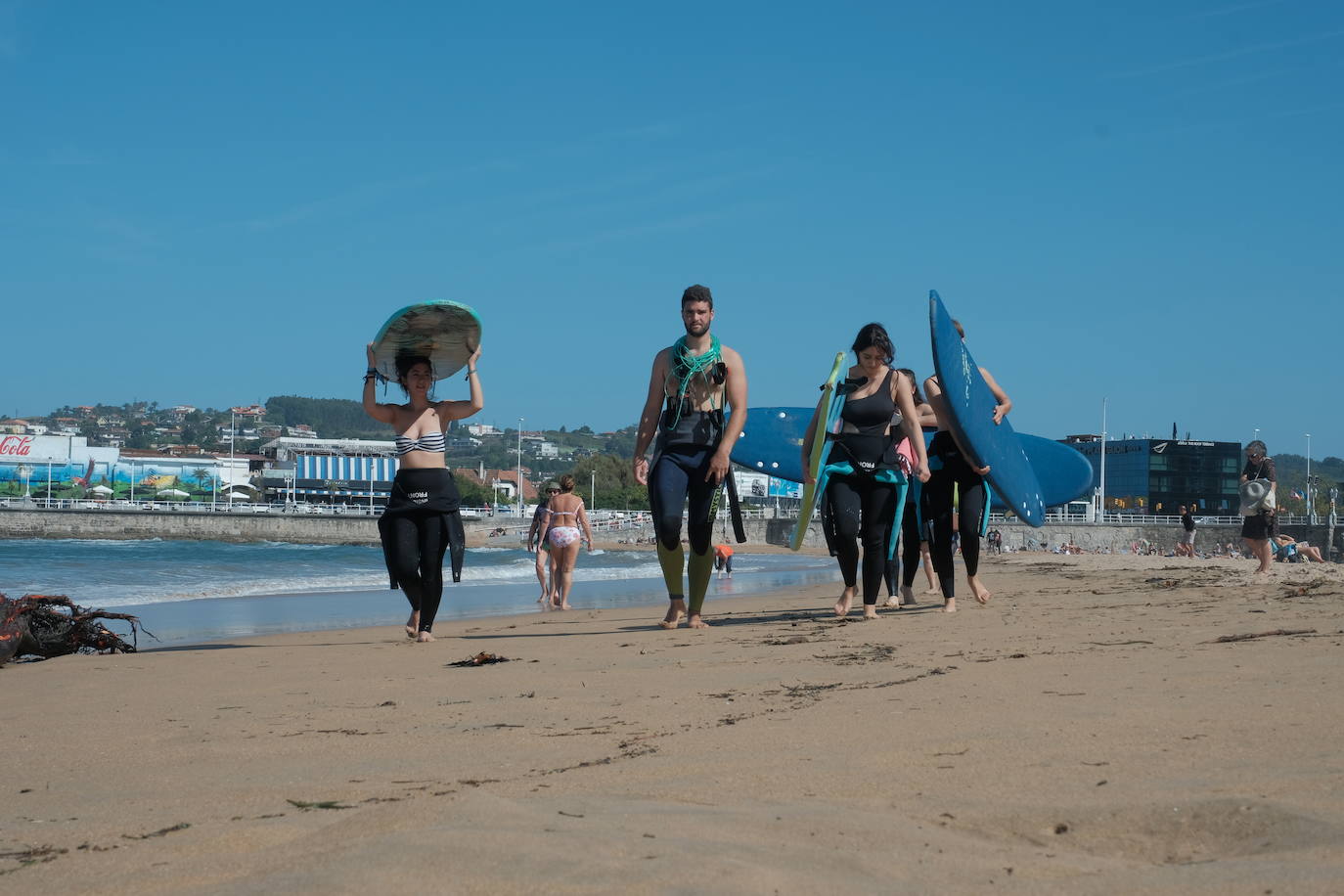 San Lorenzo, Salinas, las playas del Oriente o los parques de Oviedo. Todo espacio al aire libre era hoy una opción para disfrutar del sol y las altas temperaturas.