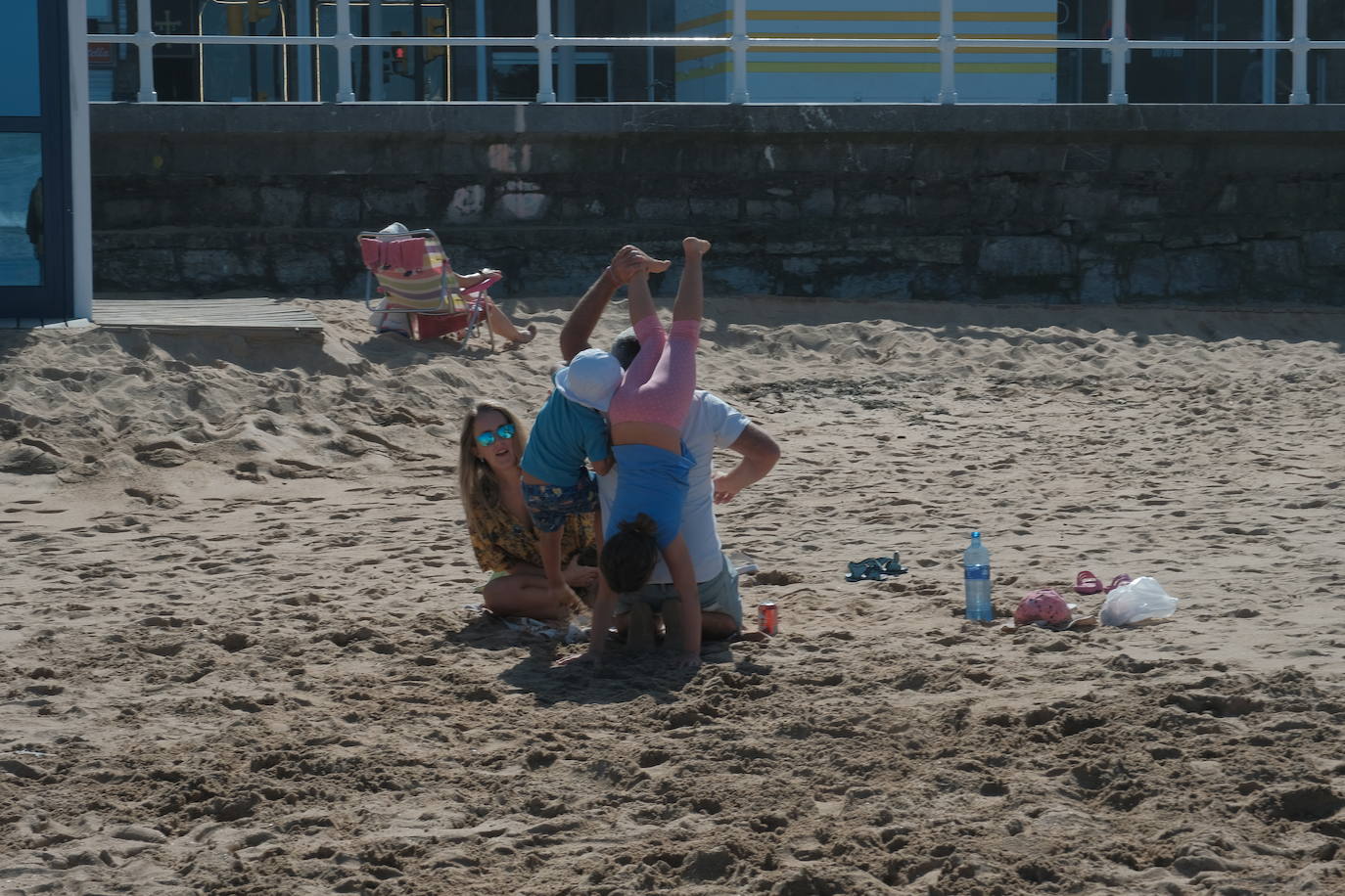 San Lorenzo, Salinas, las playas del Oriente o los parques de Oviedo. Todo espacio al aire libre era hoy una opción para disfrutar del sol y las altas temperaturas.