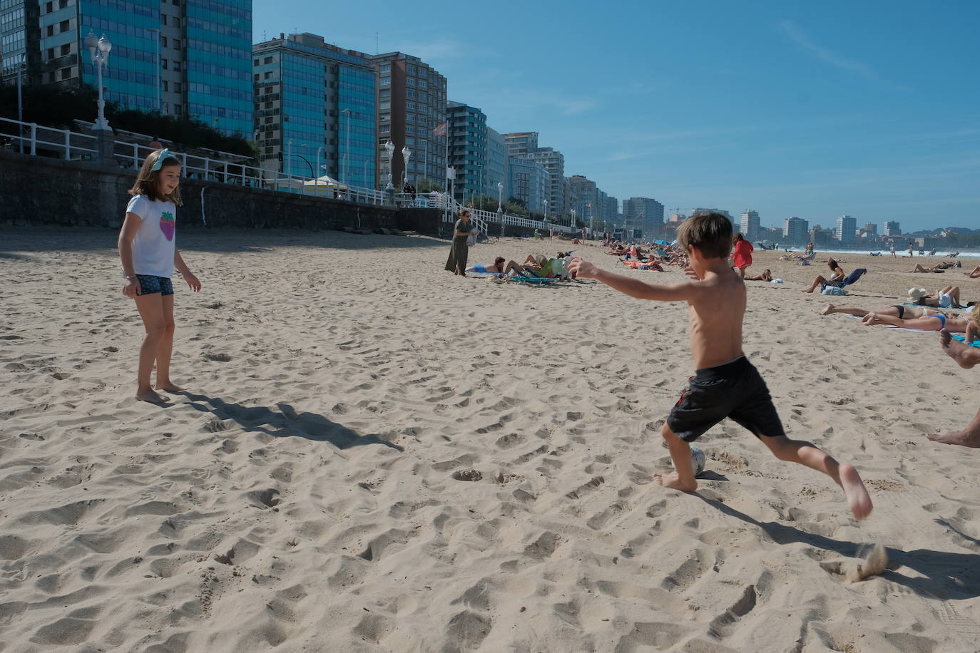 San Lorenzo, Salinas, las playas del Oriente o los parques de Oviedo. Todo espacio al aire libre era hoy una opción para disfrutar del sol y las altas temperaturas.