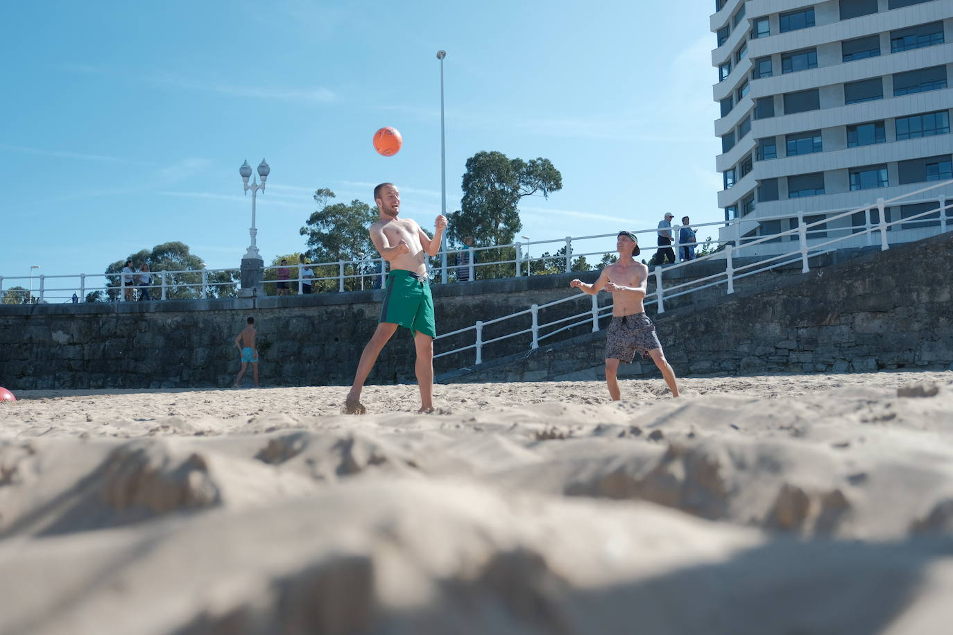 San Lorenzo, Salinas, las playas del Oriente o los parques de Oviedo. Todo espacio al aire libre era hoy una opción para disfrutar del sol y las altas temperaturas.