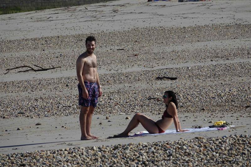 San Lorenzo, Salinas, las playas del Oriente o los parques de Oviedo. Todo espacio al aire libre era hoy una opción para disfrutar del sol y las altas temperaturas.