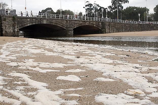 Desembocadura del río Piles, ayer por la tarde. 
