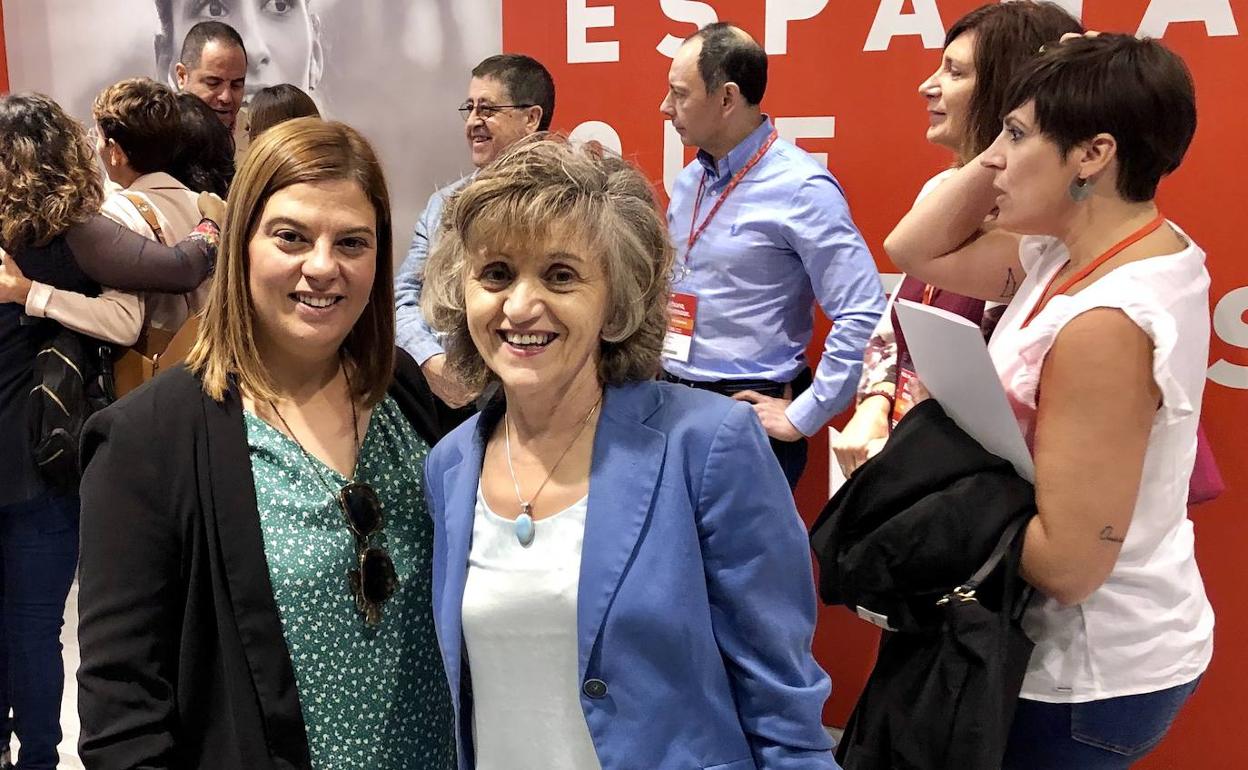 Gimena Llamedo en el comité federal del PSOE con la ministra de Sanidad, la asturiana María Luisa Carcedo