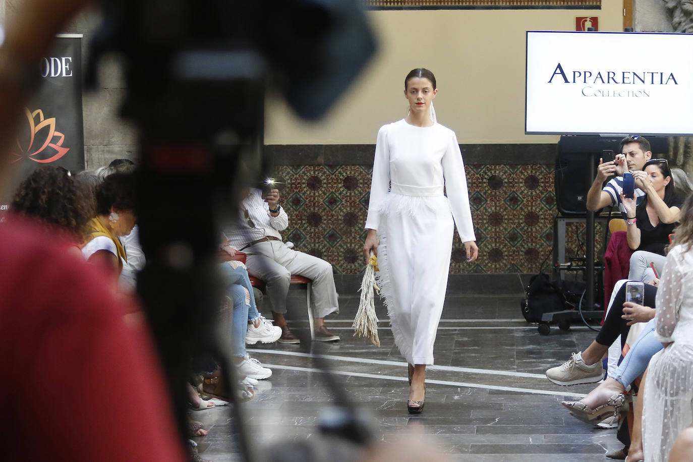 La primera Pasarela de Moda de Asturias, en la que numerosos diseñadores de la región han dado muestra de su creatividad y potencial, ha congregado a un gran número de expertos y aficionados en el Centro de Cultura Antiguo Instituto de Gijón. 