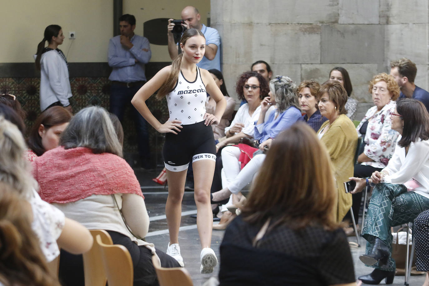 La primera Pasarela de Moda de Asturias, en la que numerosos diseñadores de la región han dado muestra de su creatividad y potencial, ha congregado a un gran número de expertos y aficionados en el Centro de Cultura Antiguo Instituto de Gijón. 