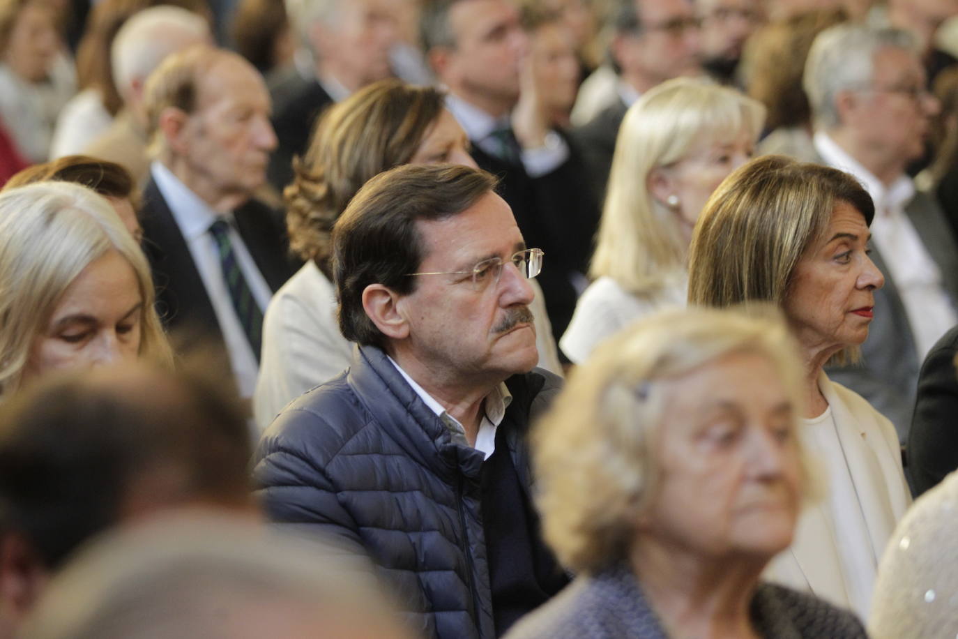 Centenares de personas han dado su último adiós en la iglesia de los Carmelitas al médico Jaime Martínez, expresidente de la Ópera de Oviedo, fallecido a los 77 años.