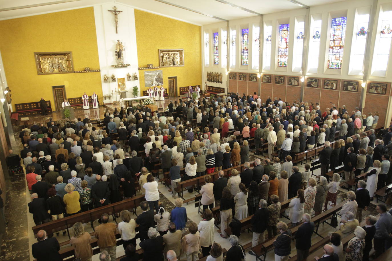 Centenares de personas han dado su último adiós en la iglesia de los Carmelitas al médico Jaime Martínez, expresidente de la Ópera de Oviedo, fallecido a los 77 años.