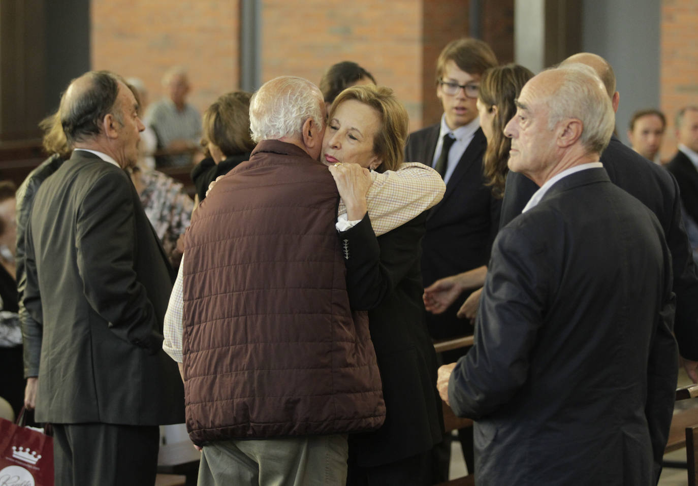 Centenares de personas han dado su último adiós en la iglesia de los Carmelitas al médico Jaime Martínez, expresidente de la Ópera de Oviedo, fallecido a los 77 años.