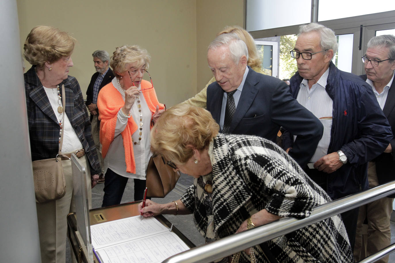 Centenares de personas han dado su último adiós en la iglesia de los Carmelitas al médico Jaime Martínez, expresidente de la Ópera de Oviedo, fallecido a los 77 años.