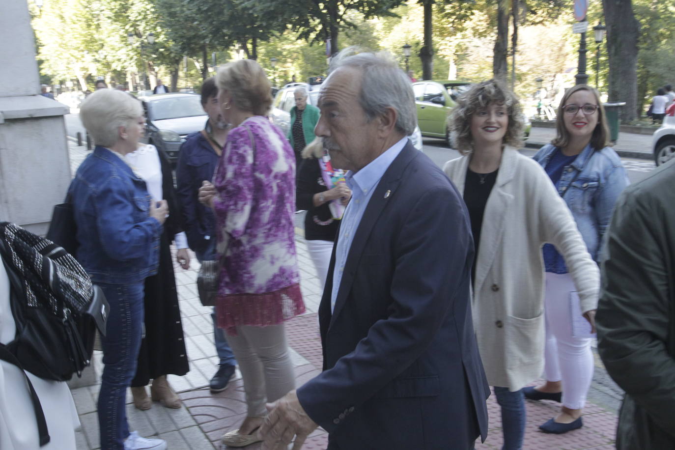 Centenares de personas han dado su último adiós en la iglesia de los Carmelitas al médico Jaime Martínez, expresidente de la Ópera de Oviedo, fallecido a los 77 años.