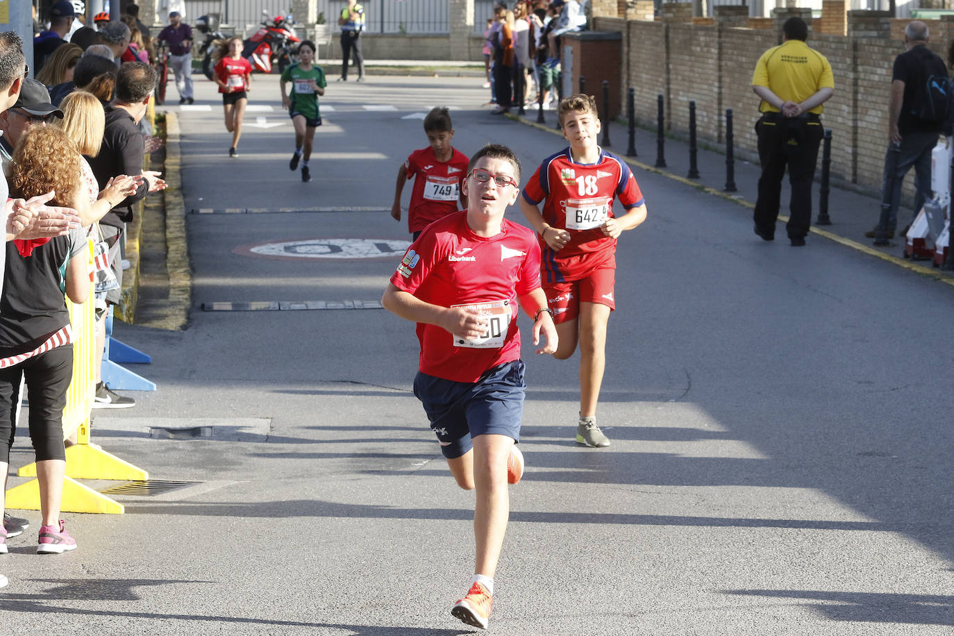 Más de 700 corredores participaron en la carrera que volvió a unir a las dos entidades