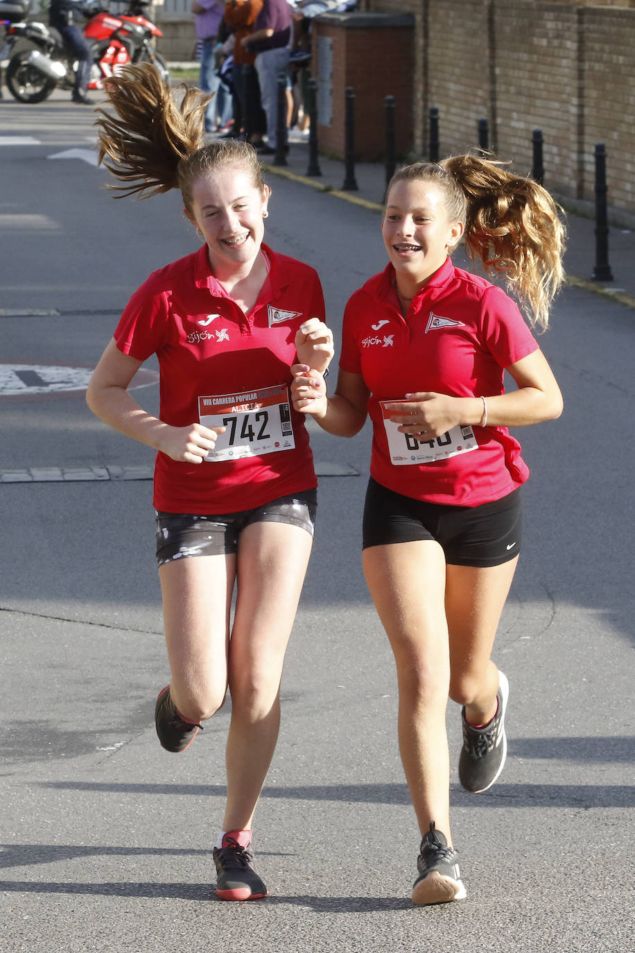 Más de 700 corredores participaron en la carrera que volvió a unir a las dos entidades