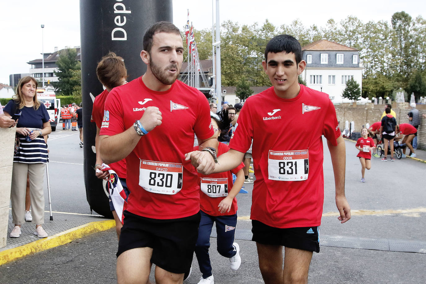 Más de 700 corredores participaron en la carrera que volvió a unir a las dos entidades