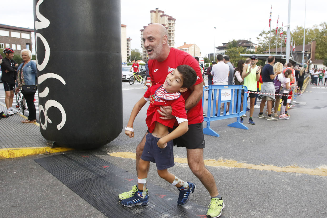 Más de 700 corredores participaron en la carrera que volvió a unir a las dos entidades