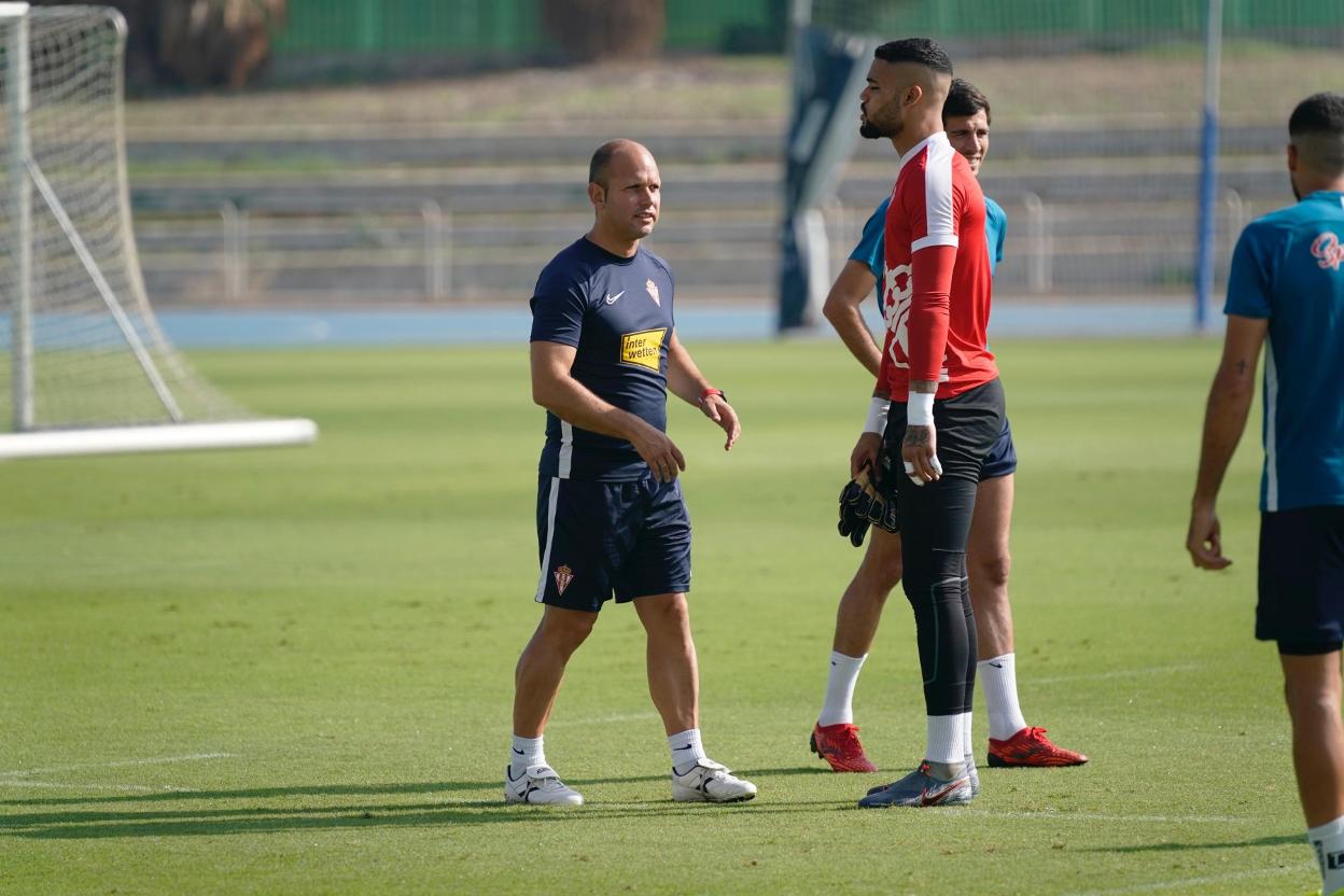 José Alberto, durante el entrenamiento de ayer en Málaga, cruza por delante de Christian Joel, con Marc Valiente al fondo. 