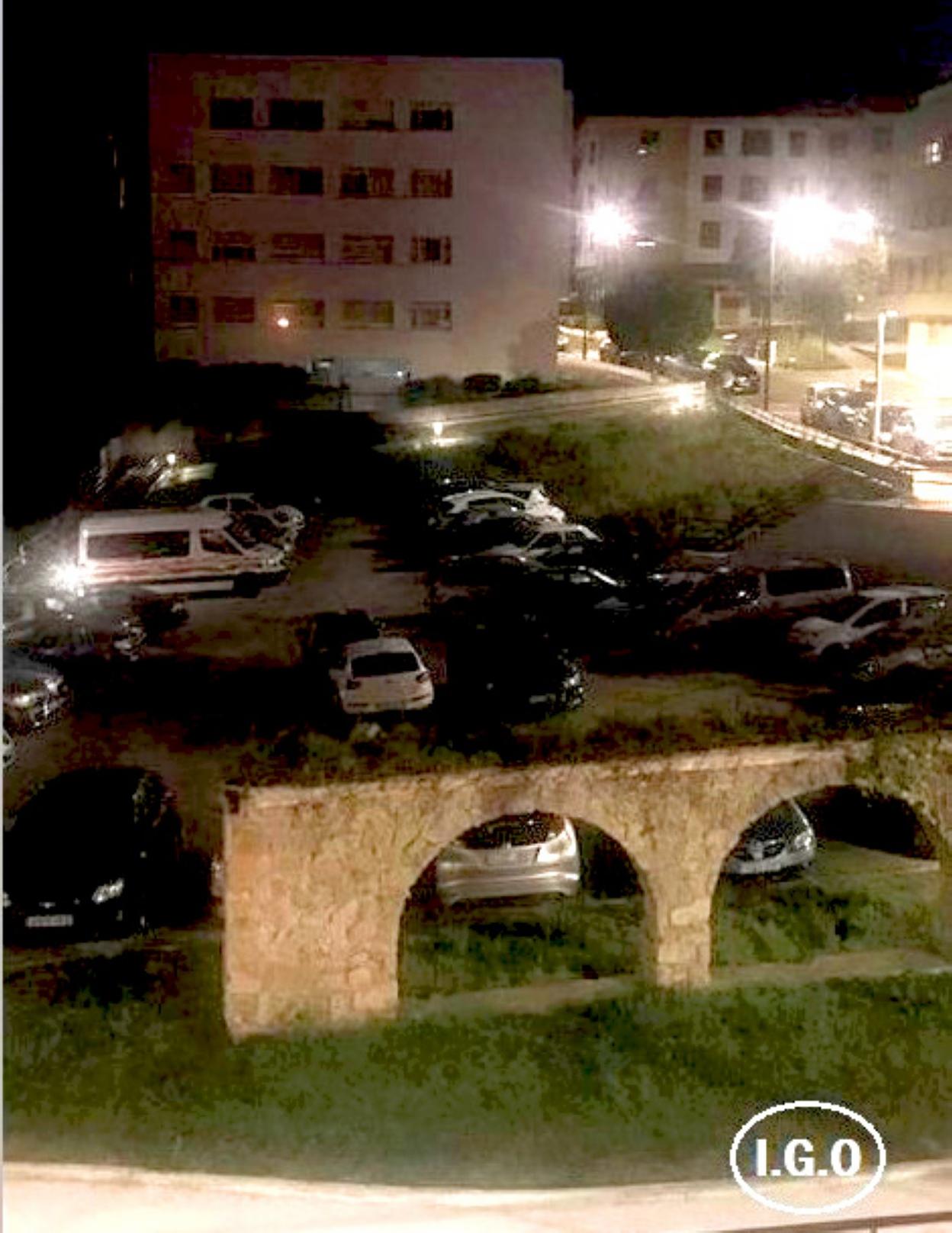 Aspecto de la zona de estacionamiento por la noche. :: AA. VV. CANDÁS