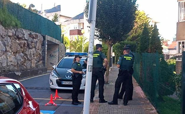 Agentes de la Guardia Civil, en las inmediaciones de la casa la mujer detenida por el hallazgo de una cabeza humana dentro de una caja en una vivienda, en Castro Urdiales. 
