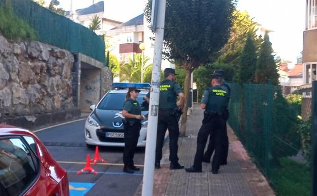 Agentes de la Guardia Civil en las inmediaciones de la casa de la persona detenida.