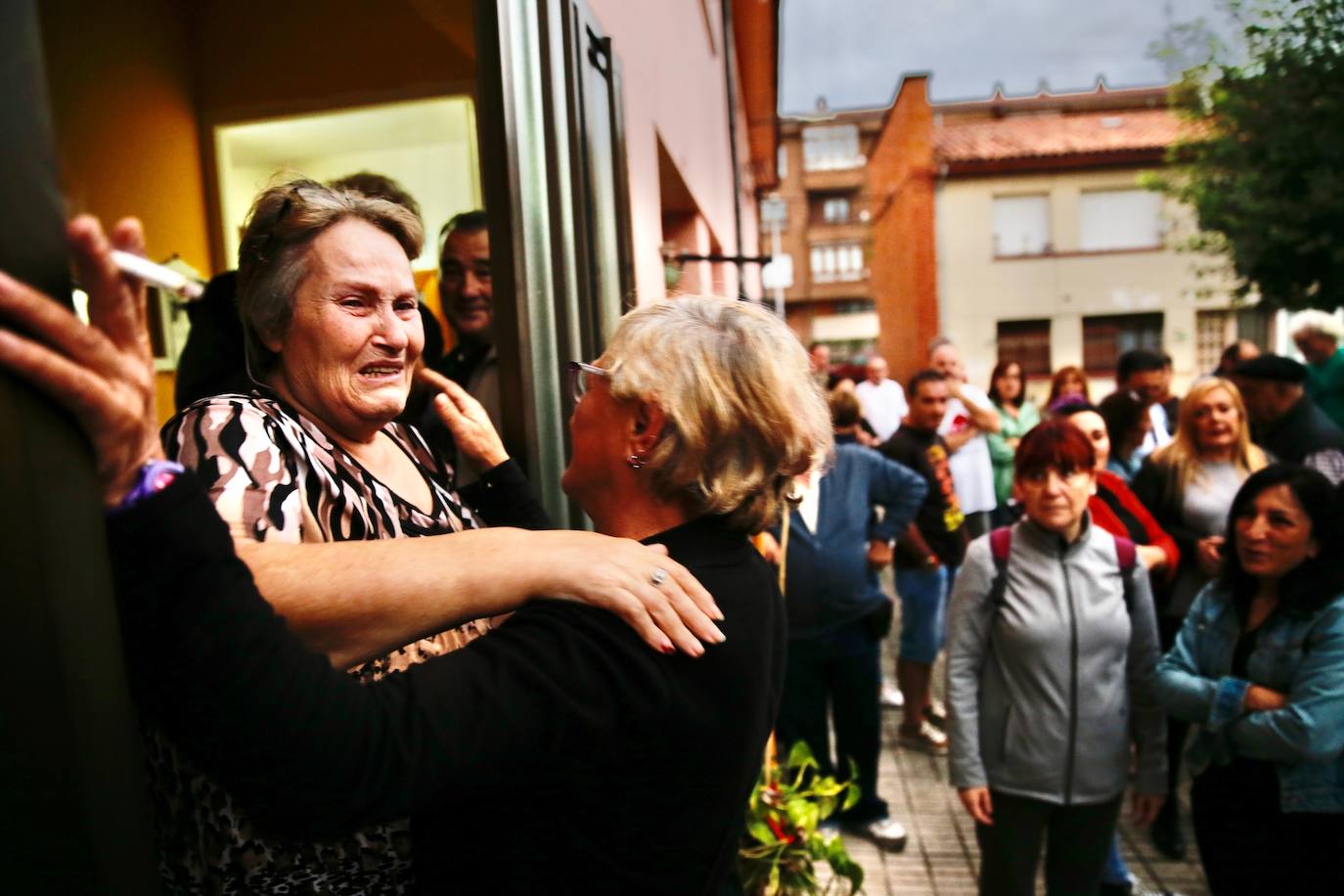 María del Carmen García, vecina del poblado minero de La Camocha, será desahuciada el lunes tras casi 50 años como arrendataria del inmueble. Tras la muerte de se marido, 'Mari', como la conocen en el barrio, asumió el alquiler de un inmueble que compartió durante años junto a sus diez hijos. Lo hizo con la garantía de que esa sería su vivienda de forma vitalicia, tal y como aseguró la empresa a todas las familias del poblado. Sin embargo, tras la quiebra de la mina y la entrada en juego de los administradores concursales, Mari, que ahora cuenta con 75 años, comenzó a recibir hace unos meses varias cartas en las que le comunicaban que por una serie de impagos procederían a su desaolojo.