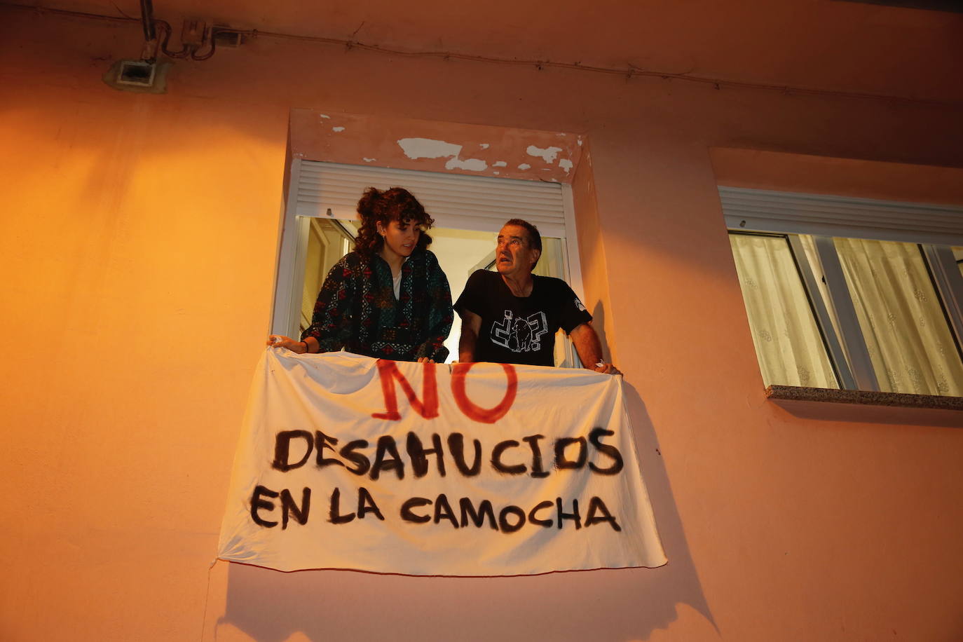 María del Carmen García, vecina del poblado minero de La Camocha, será desahuciada el lunes tras casi 50 años como arrendataria del inmueble. Tras la muerte de se marido, 'Mari', como la conocen en el barrio, asumió el alquiler de un inmueble que compartió durante años junto a sus diez hijos. Lo hizo con la garantía de que esa sería su vivienda de forma vitalicia, tal y como aseguró la empresa a todas las familias del poblado. Sin embargo, tras la quiebra de la mina y la entrada en juego de los administradores concursales, Mari, que ahora cuenta con 75 años, comenzó a recibir hace unos meses varias cartas en las que le comunicaban que por una serie de impagos procederían a su desaolojo.