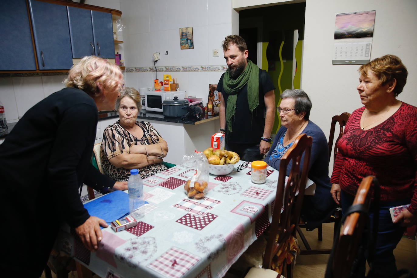 María del Carmen García, vecina del poblado minero de La Camocha, será desahuciada el lunes tras casi 50 años como arrendataria del inmueble. Tras la muerte de se marido, 'Mari', como la conocen en el barrio, asumió el alquiler de un inmueble que compartió durante años junto a sus diez hijos. Lo hizo con la garantía de que esa sería su vivienda de forma vitalicia, tal y como aseguró la empresa a todas las familias del poblado. Sin embargo, tras la quiebra de la mina y la entrada en juego de los administradores concursales, Mari, que ahora cuenta con 75 años, comenzó a recibir hace unos meses varias cartas en las que le comunicaban que por una serie de impagos procederían a su desaolojo.