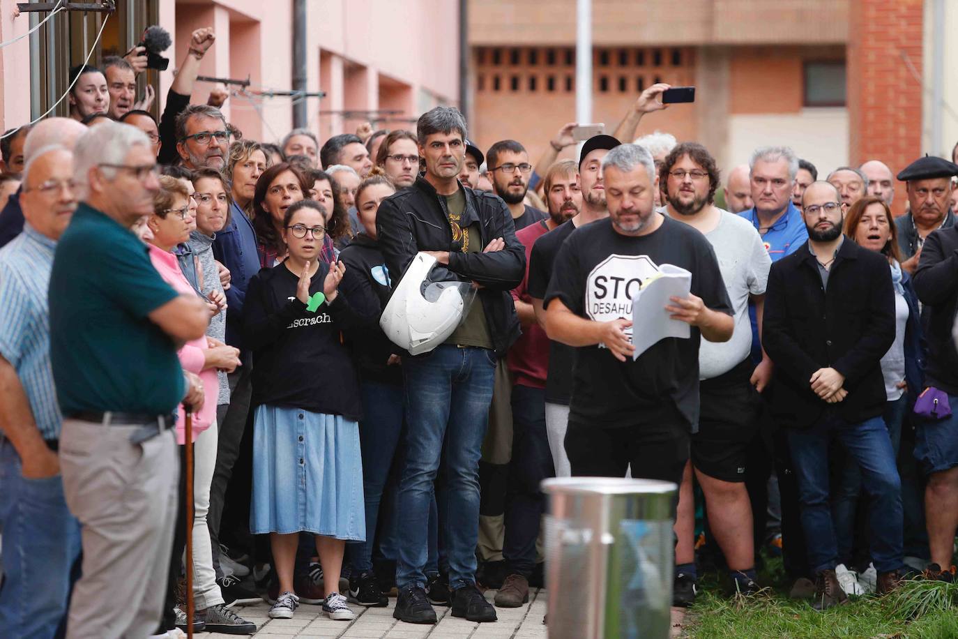 María del Carmen García, vecina del poblado minero de La Camocha, será desahuciada el lunes tras casi 50 años como arrendataria del inmueble. Tras la muerte de se marido, 'Mari', como la conocen en el barrio, asumió el alquiler de un inmueble que compartió durante años junto a sus diez hijos. Lo hizo con la garantía de que esa sería su vivienda de forma vitalicia, tal y como aseguró la empresa a todas las familias del poblado. Sin embargo, tras la quiebra de la mina y la entrada en juego de los administradores concursales, Mari, que ahora cuenta con 75 años, comenzó a recibir hace unos meses varias cartas en las que le comunicaban que por una serie de impagos procederían a su desaolojo.