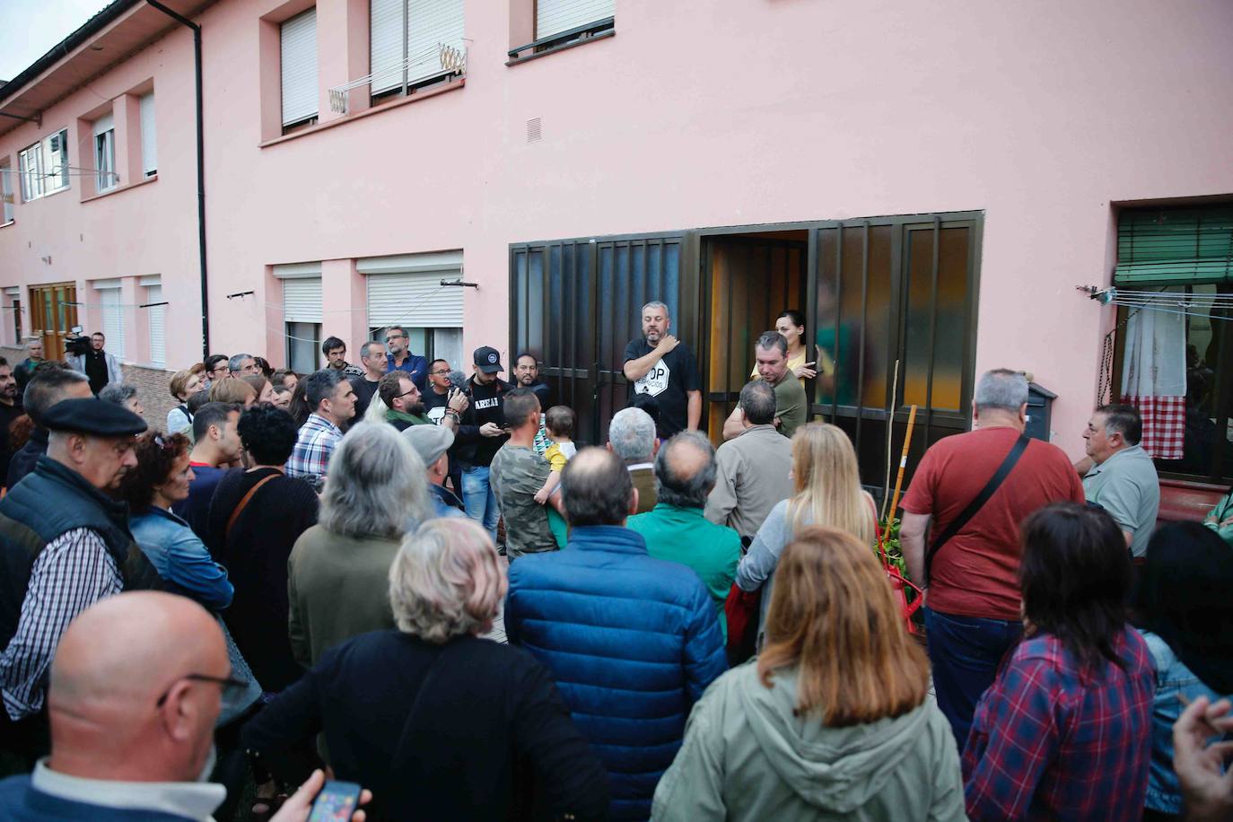 María del Carmen García, vecina del poblado minero de La Camocha, será desahuciada el lunes tras casi 50 años como arrendataria del inmueble. Tras la muerte de se marido, 'Mari', como la conocen en el barrio, asumió el alquiler de un inmueble que compartió durante años junto a sus diez hijos. Lo hizo con la garantía de que esa sería su vivienda de forma vitalicia, tal y como aseguró la empresa a todas las familias del poblado. Sin embargo, tras la quiebra de la mina y la entrada en juego de los administradores concursales, Mari, que ahora cuenta con 75 años, comenzó a recibir hace unos meses varias cartas en las que le comunicaban que por una serie de impagos procederían a su desaolojo.