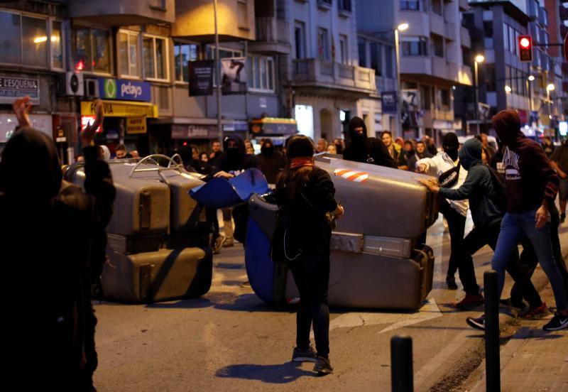 Varios CDR han volcado contenedores en la carretera que une Gerona con Barcelona y han cortado la Gran Vía de esta ciudad.