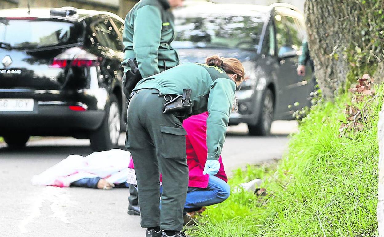 La Guardia Civil interroga a los vecinos en busca de pistas del asesinato en Siero