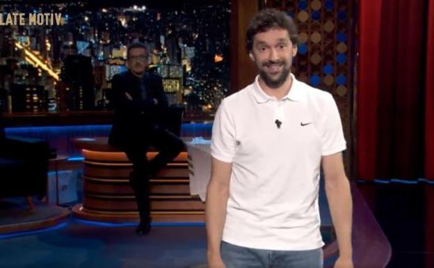 Sergio Llull, con Andreu Buenafuente al fondo, durante su monólogo en 'Late Motiv'.