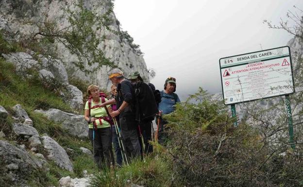 Algunos integrande tel grupo de montaña Ensidesa, en la ruta del Cares. 