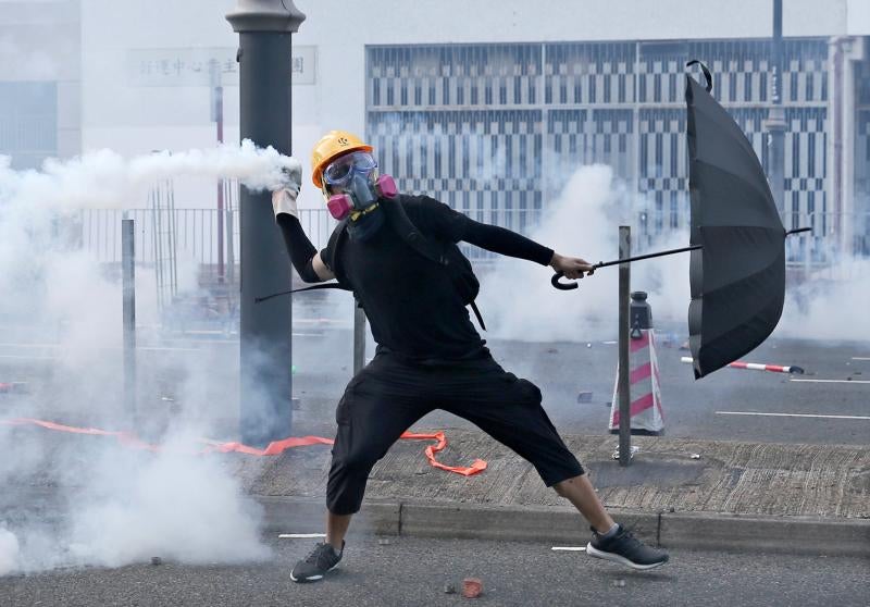 La violencia se apodera de las calles de Hong Kong. Las fuerzas policiales desplegadas por las crecientes protestas ha utilizado por primera vez munición real y un manifestante ha resultado herido de gravedad. Este suceso coincide con la celebración de los setenta años de la República Popular de China, que ha llenado el país de actos conmemorativos.