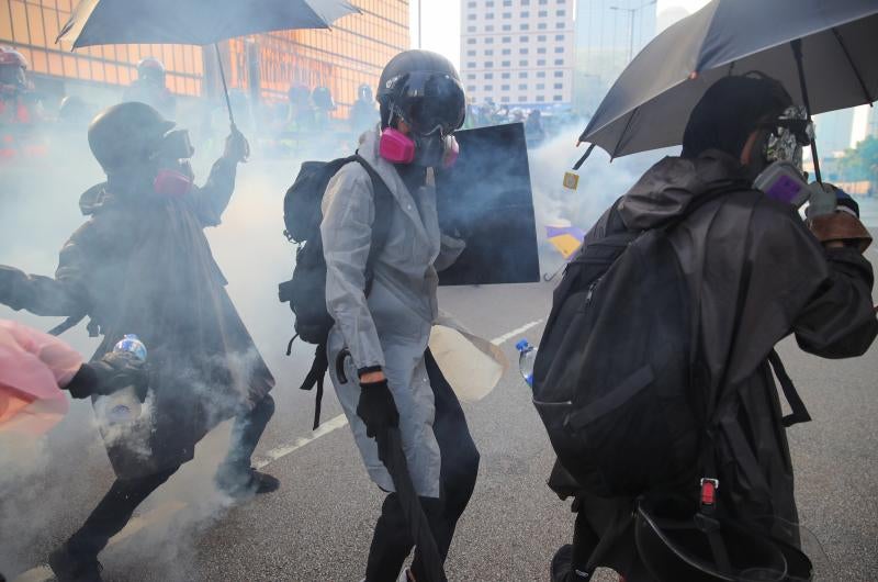 La violencia se apodera de las calles de Hong Kong. Las fuerzas policiales desplegadas por las crecientes protestas ha utilizado por primera vez munición real y un manifestante ha resultado herido de gravedad. Este suceso coincide con la celebración de los setenta años de la República Popular de China, que ha llenado el país de actos conmemorativos.