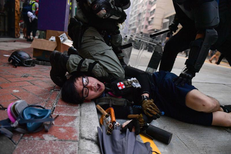 La violencia se apodera de las calles de Hong Kong. Las fuerzas policiales desplegadas por las crecientes protestas ha utilizado por primera vez munición real y un manifestante ha resultado herido de gravedad. Este suceso coincide con la celebración de los setenta años de la República Popular de China, que ha llenado el país de actos conmemorativos.