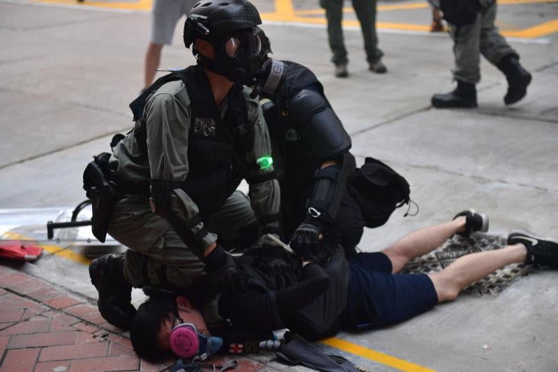 La violencia se apodera de las calles de Hong Kong. Las fuerzas policiales desplegadas por las crecientes protestas ha utilizado por primera vez munición real y un manifestante ha resultado herido de gravedad. Este suceso coincide con la celebración de los setenta años de la República Popular de China, que ha llenado el país de actos conmemorativos.