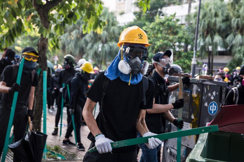 La violencia se apodera de las calles de Hong Kong. Las fuerzas policiales desplegadas por las crecientes protestas ha utilizado por primera vez munición real y un manifestante ha resultado herido de gravedad. Este suceso coincide con la celebración de los setenta años de la República Popular de China, que ha llenado el país de actos conmemorativos.