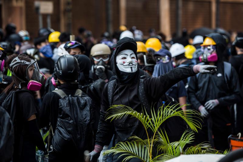 La violencia se apodera de las calles de Hong Kong. Las fuerzas policiales desplegadas por las crecientes protestas ha utilizado por primera vez munición real y un manifestante ha resultado herido de gravedad. Este suceso coincide con la celebración de los setenta años de la República Popular de China, que ha llenado el país de actos conmemorativos.