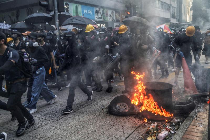La violencia se apodera de las calles de Hong Kong. Las fuerzas policiales desplegadas por las crecientes protestas ha utilizado por primera vez munición real y un manifestante ha resultado herido de gravedad. Este suceso coincide con la celebración de los setenta años de la República Popular de China, que ha llenado el país de actos conmemorativos.