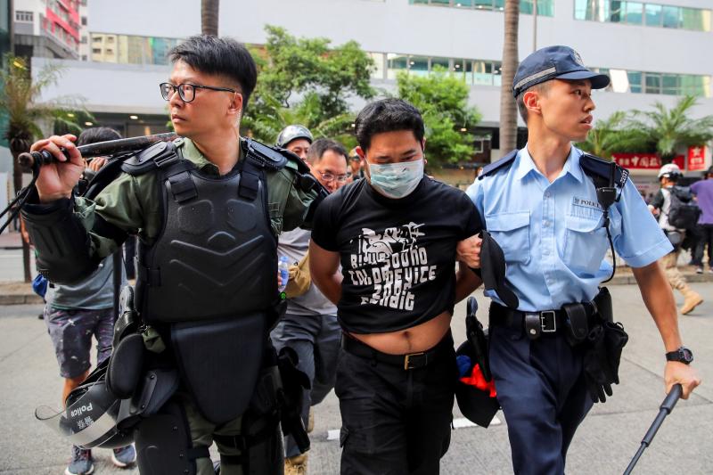La violencia se apodera de las calles de Hong Kong. Las fuerzas policiales desplegadas por las crecientes protestas ha utilizado por primera vez munición real y un manifestante ha resultado herido de gravedad. Este suceso coincide con la celebración de los setenta años de la República Popular de China, que ha llenado el país de actos conmemorativos.