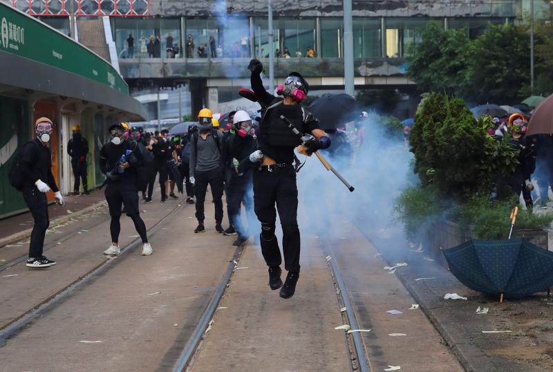 La violencia se apodera de las calles de Hong Kong. Las fuerzas policiales desplegadas por las crecientes protestas ha utilizado por primera vez munición real y un manifestante ha resultado herido de gravedad. Este suceso coincide con la celebración de los setenta años de la República Popular de China, que ha llenado el país de actos conmemorativos.