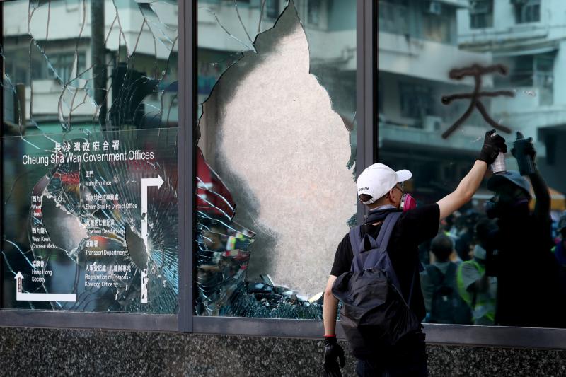 La violencia se apodera de las calles de Hong Kong. Las fuerzas policiales desplegadas por las crecientes protestas ha utilizado por primera vez munición real y un manifestante ha resultado herido de gravedad. Este suceso coincide con la celebración de los setenta años de la República Popular de China, que ha llenado el país de actos conmemorativos.