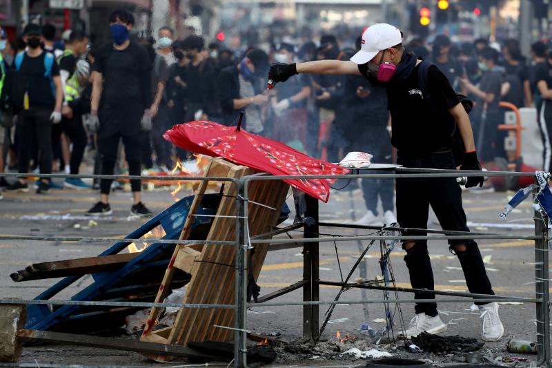 La violencia se apodera de las calles de Hong Kong. Las fuerzas policiales desplegadas por las crecientes protestas ha utilizado por primera vez munición real y un manifestante ha resultado herido de gravedad. Este suceso coincide con la celebración de los setenta años de la República Popular de China, que ha llenado el país de actos conmemorativos.
