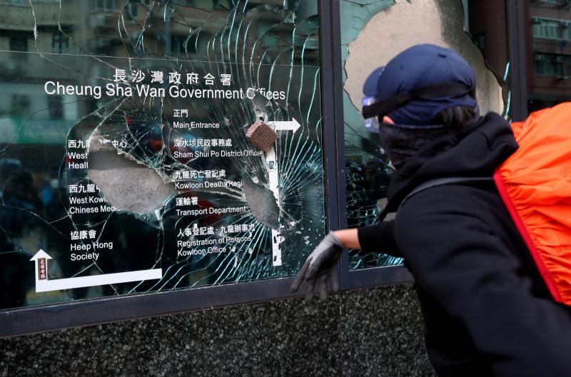 La violencia se apodera de las calles de Hong Kong. Las fuerzas policiales desplegadas por las crecientes protestas ha utilizado por primera vez munición real y un manifestante ha resultado herido de gravedad. Este suceso coincide con la celebración de los setenta años de la República Popular de China, que ha llenado el país de actos conmemorativos.