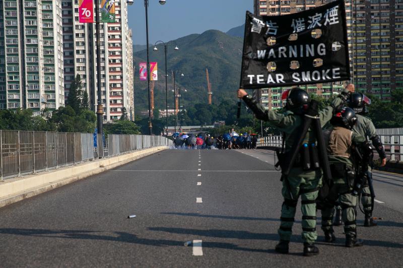 La violencia se apodera de las calles de Hong Kong. Las fuerzas policiales desplegadas por las crecientes protestas ha utilizado por primera vez munición real y un manifestante ha resultado herido de gravedad. Este suceso coincide con la celebración de los setenta años de la República Popular de China, que ha llenado el país de actos conmemorativos.