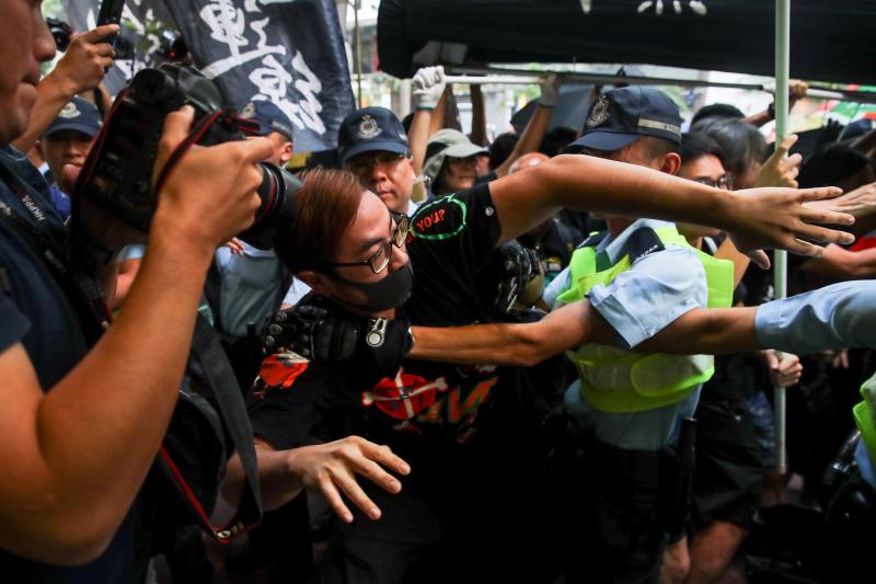 La violencia se apodera de las calles de Hong Kong. Las fuerzas policiales desplegadas por las crecientes protestas ha utilizado por primera vez munición real y un manifestante ha resultado herido de gravedad. Este suceso coincide con la celebración de los setenta años de la República Popular de China, que ha llenado el país de actos conmemorativos.