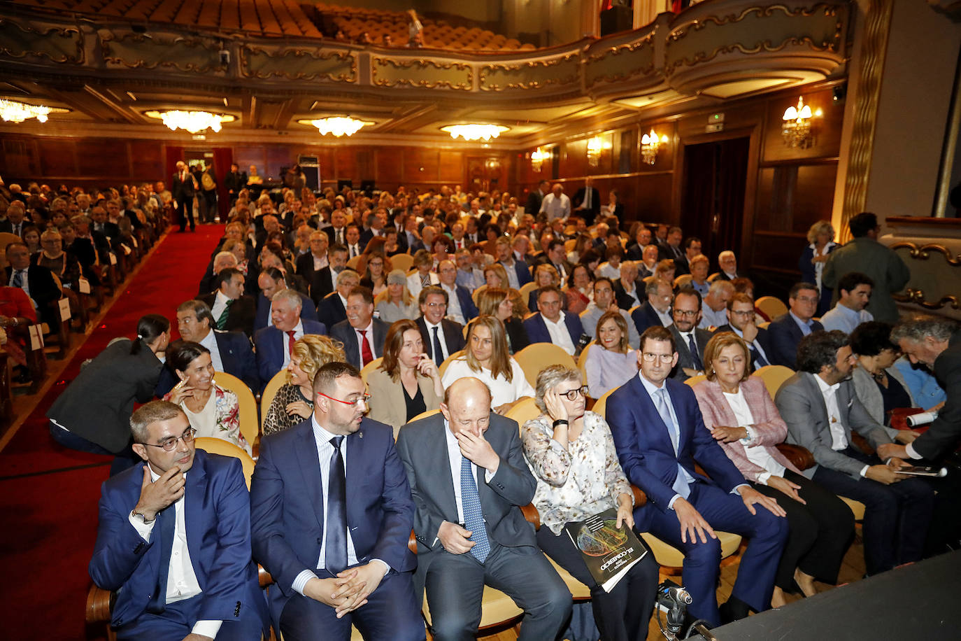 José Luis Jorcano, el Telecable Hockey, el Helimer Cantábrico, Ence, el Museo de Bellas Artes y la DOP Sidra de Asturias recibieron el aplauso del Jovellanos al recibir los Premios de EL COMERCIO 2019.