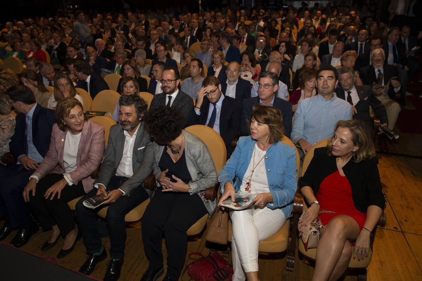 José Luis Jorcano, el Telecable Hockey, el Helimer Cantábrico, Ence, el Museo de Bellas Artes y la DOP Sidra de Asturias recibieron el aplauso del Jovellanos al recibir los Premios de EL COMERCIO 2019.