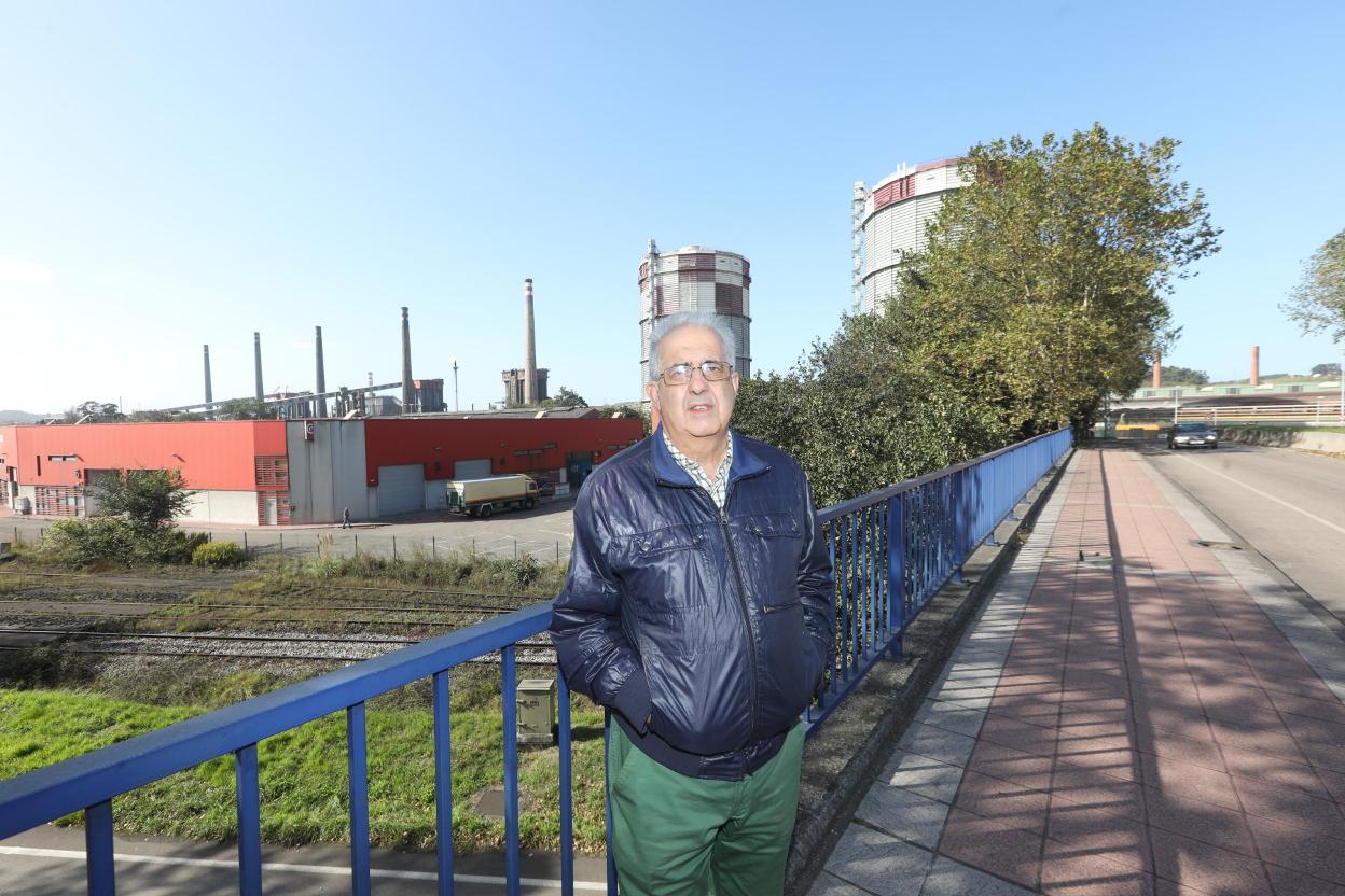 Rafael Alonso con las baterías apagadas al fondo. 