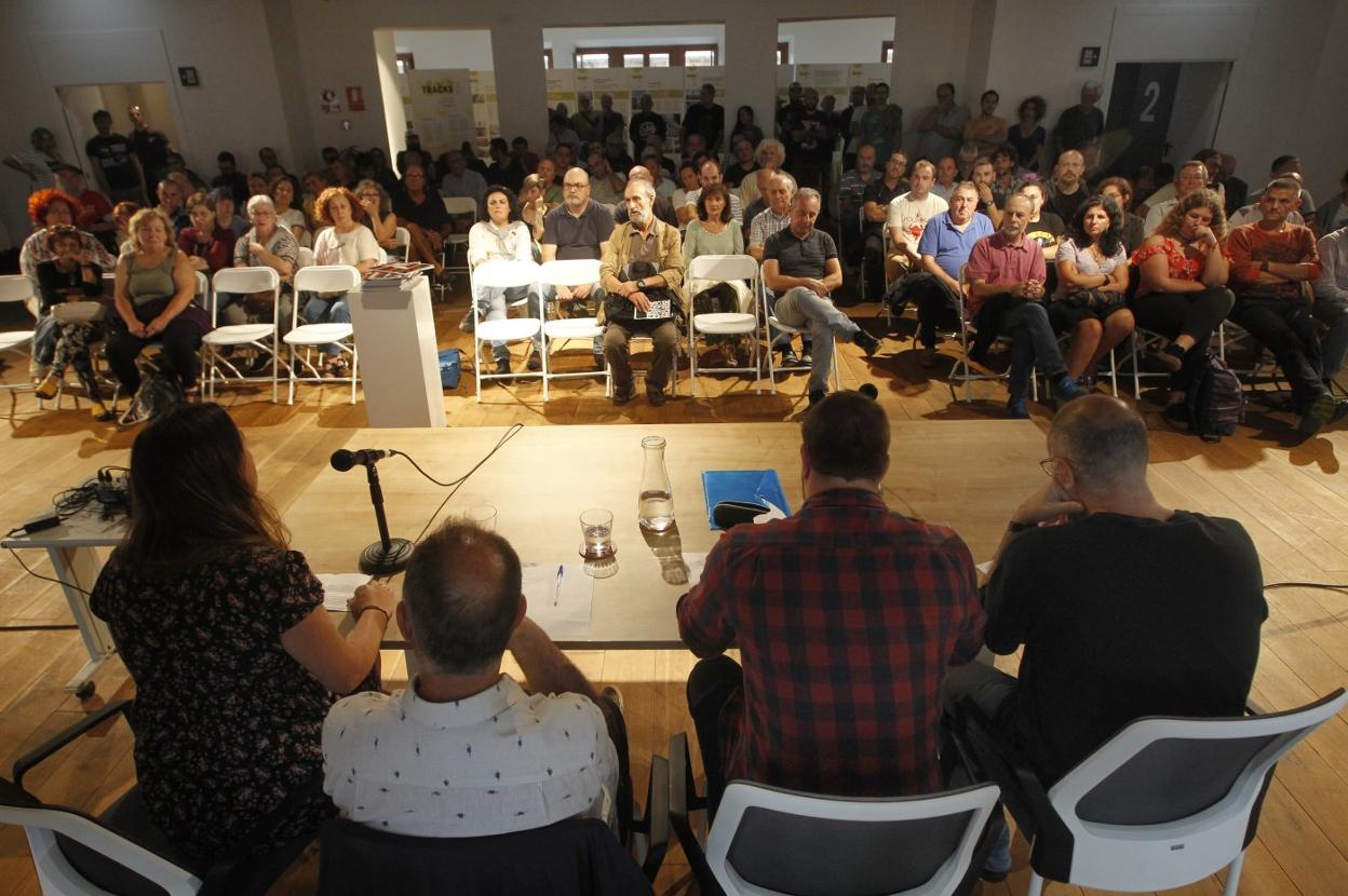 Ponentes y asistentes al acto, celebrado en la Escuela de Comercio. 